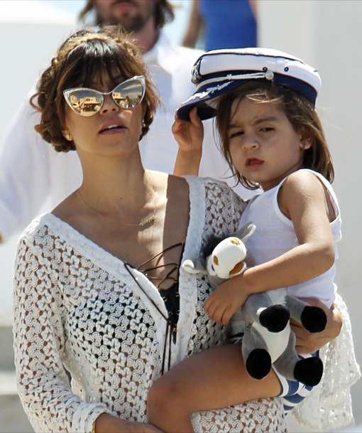 Kourtney enjoys a Kardashian & Jenner Family Vacation in Tom Ford Sunglasses www.jinnaloves.comPic1