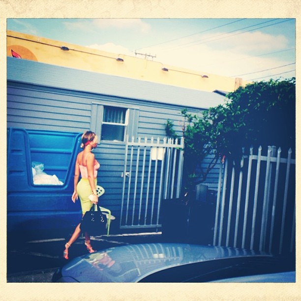 Beyonce-in a Topshop Geo Pencil Skirt and Jil Sander Sandals www.jinnaloves.compic2