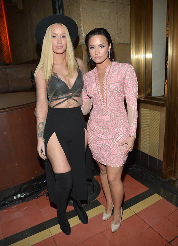iggy-azalea-demi-lovato-mtv-vmas-2015-video-music-awards-press-blunt-gty